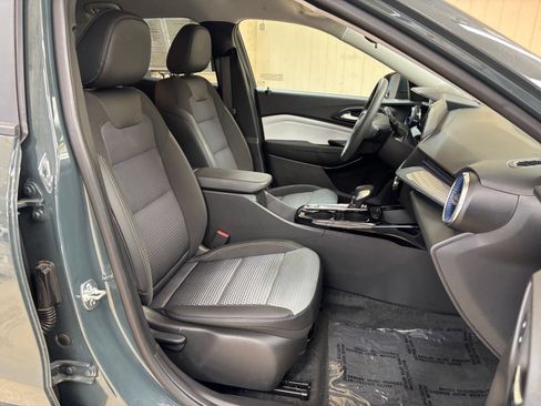 Used 2025 Chevrolet Trax LT FWD image 35