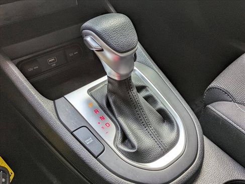 Used 2022 Kia Forte LXS w/ LXS Technology Package FWD image 9