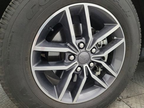 Used 2019 Jeep Grand Cherokee Laredo w/ Laredo X Package image 31