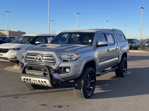 Used 2017 Toyota Tacoma SR image 3