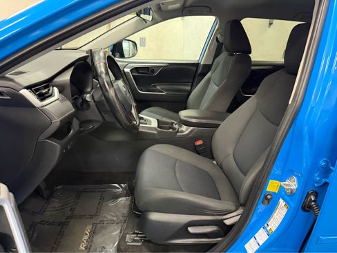 Used 2019 Toyota RAV4 LE w/ All Weather Liner Package AWD/4WD image 10
