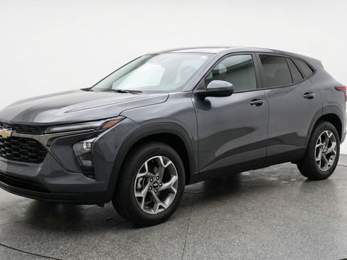 Used 2025 Chevrolet Trax LT FWD image 3
