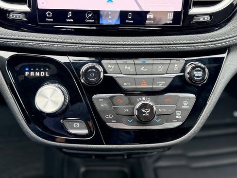 Used 2024 Chrysler Pacifica Touring-L w/ Uconnect Theater Family Group image 18