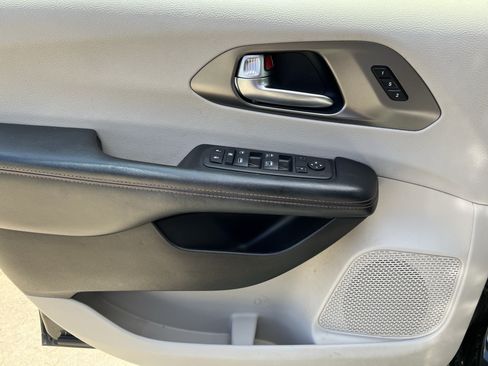 Used 2020 Chrysler Pacifica Touring-L w/ Advanced Safetytec Group FWD image 14