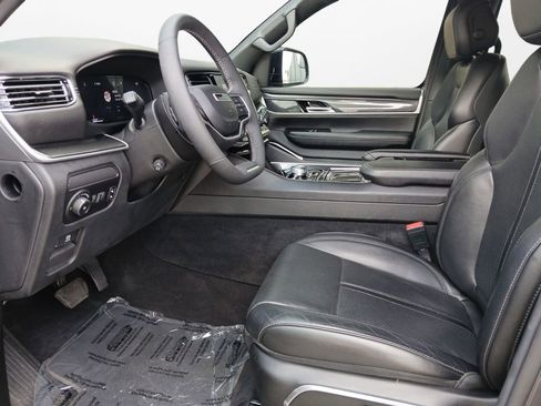Used 2023 Jeep Wagoneer 4WD w/ Premium Group I image 19