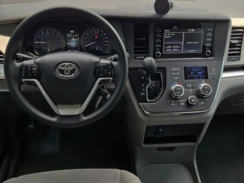 Used 2018 Toyota Sienna L w/ Carpet Mat Package FWD image 11