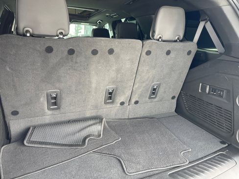 Used 2022 GMC Yukon SLT w/ SLT Premium Package image 25