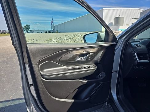 Used 2024 GMC Terrain SLT image 11