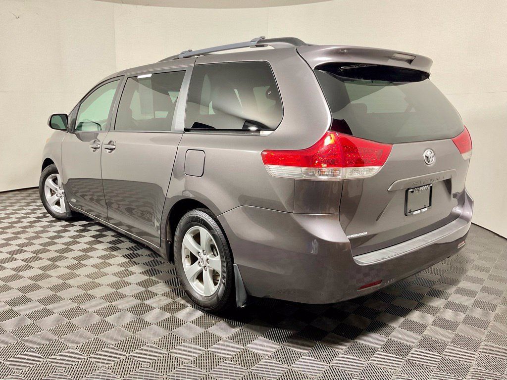 Used 2013 Toyota Sienna LE w/ Towing Pkg FWD image 9