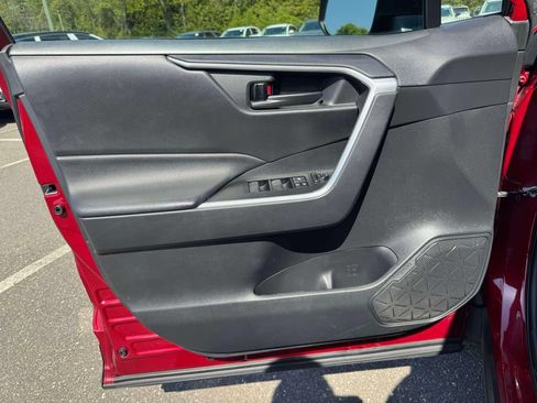 Used 2021 Toyota RAV4 LE AWD/4WD image 18