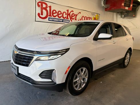Used 2022 Chevrolet Equinox LT image 2