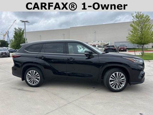 Used 2025 Toyota Highlander Platinum AWD/4WD image 2