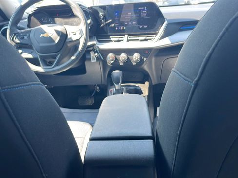 Used 2025 Chevrolet Trax LS FWD image 26