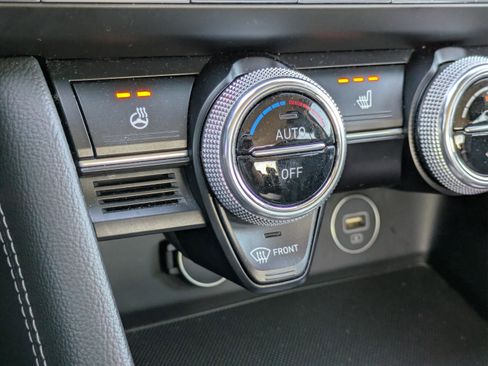 Used 2023 Genesis G70 2.0T image 25