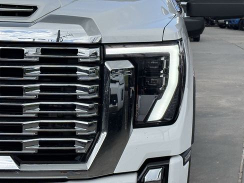 Used 2024 GMC Sierra 2500 Denali w/ Denali Reserve Package AWD/4WD image 11