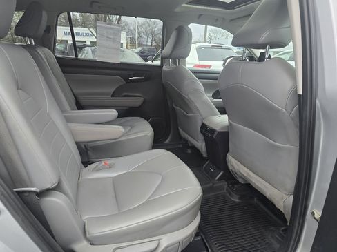 Used 2021 Toyota Highlander XLE image 13