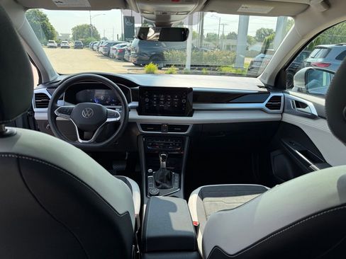 Used 2025 Volkswagen Taos SE w/ Panoramic Sunroof Package image 17
