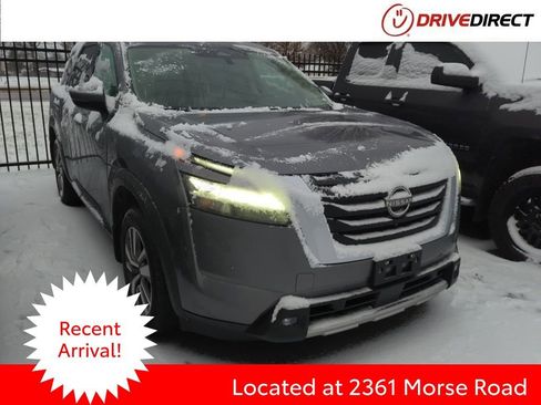 Used 2022 Nissan Pathfinder SL image 1