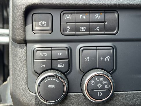 Certified 2025 Chevrolet Suburban Premier AWD/4WD image 23
