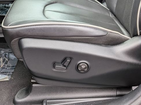 Used 2025 Chrysler Pacifica Limited FWD image 14