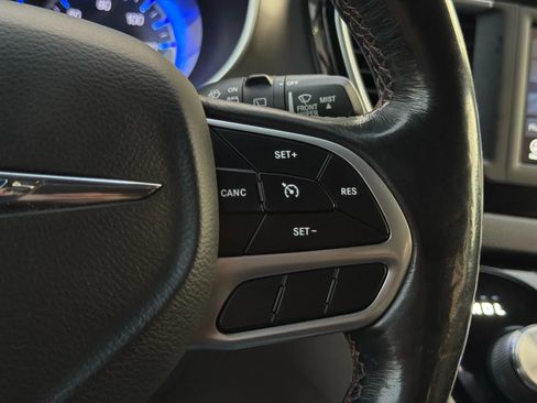 Used 2020 Chrysler Pacifica Touring-L image 46