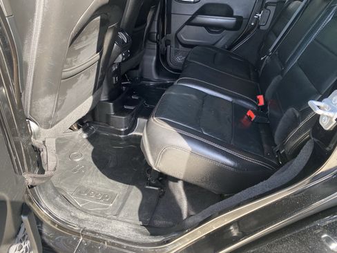 Used 2018 Jeep Wrangler Unlimited Sahara image 10