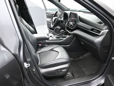 Certified 2023 Toyota Highlander XSE image 32