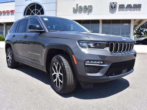 New 2025 Jeep Grand Cherokee Limited w/ Luxury Tech Group II RWD image 3