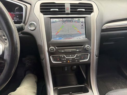 Used 2017 Ford Fusion SE w/ Fusion SE Technology Package FWD image 11