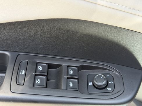 Used 2025 Volkswagen Taos SE FWD image 17