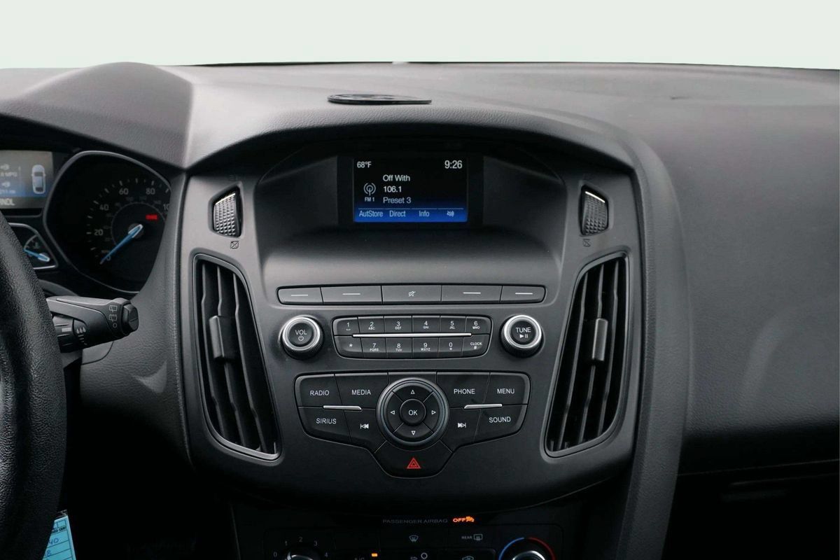Used 2018 Ford Focus SE w/ Cold Weather Package FWD image 19