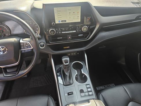 Used 2024 Toyota Highlander XLE AWD/4WD image 16