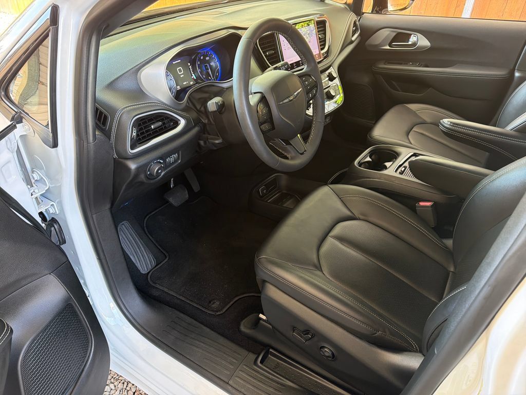 Used 2024 Chrysler Pacifica Touring-L w/ S Appearance Package FWD image 2
