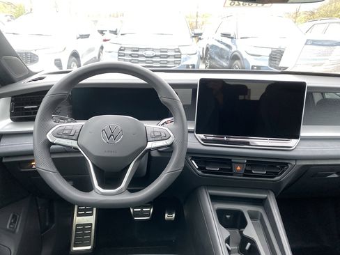 New 2025 Volkswagen Tiguan SE R-Line image 13