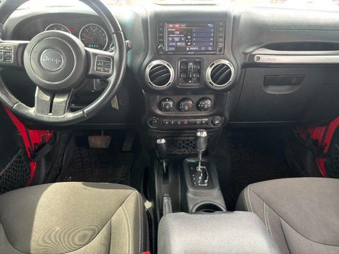 Used 2018 Jeep Wrangler Unlimited Sahara w/ Connectivity Group AWD/4WD image 13