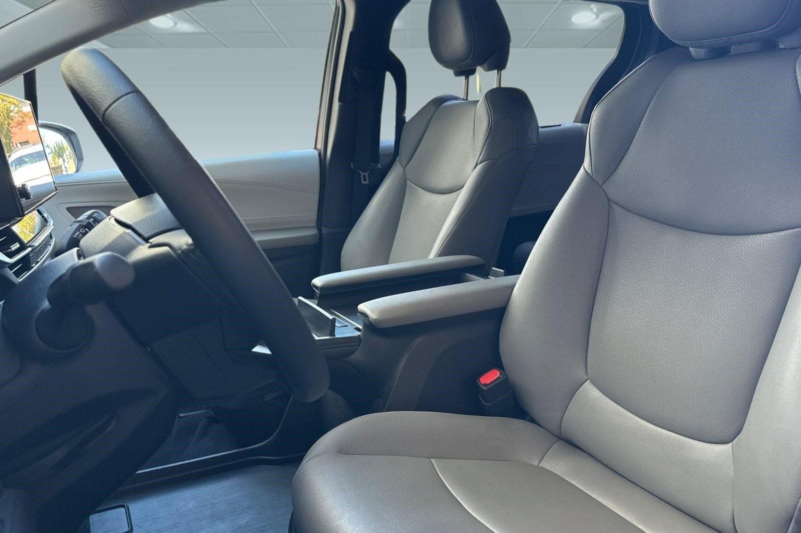 Used 2026 Toyota Sienna XLE FWD image 5