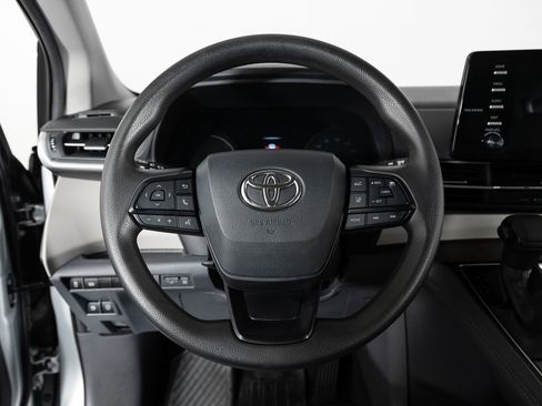 Used 2022 Toyota Sienna LE image 30