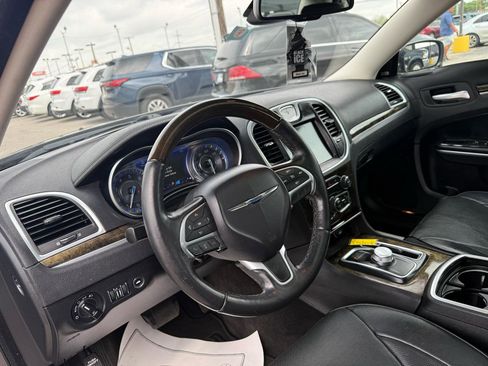Used 2016 Chrysler 300 C image 8