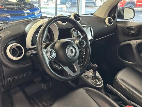 Used 2017 smart fortwo pure RWD image 14