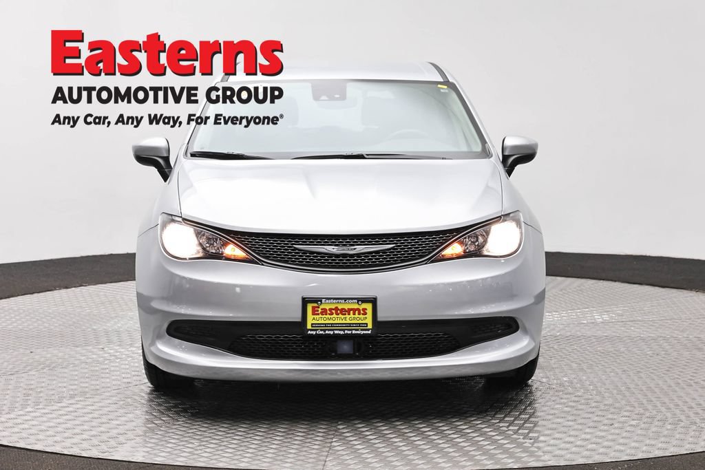 Used 2023 Chrysler Voyager LX FWD image 3
