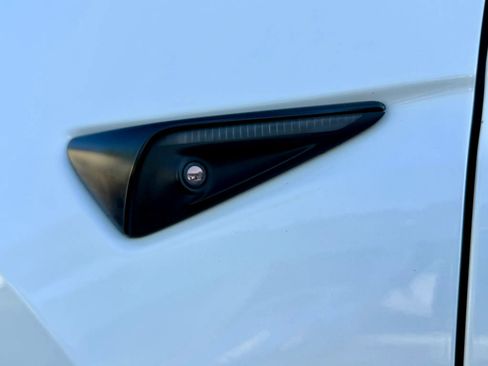 Used 2021 Tesla Model Y Long Range AWD/4WD image 16