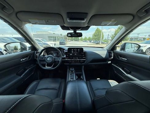 Used 2022 Nissan Pathfinder SL w/ Lighting Package (N92) AWD/4WD image 2