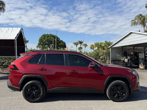 Used 2019 Toyota RAV4 LE FWD image 4