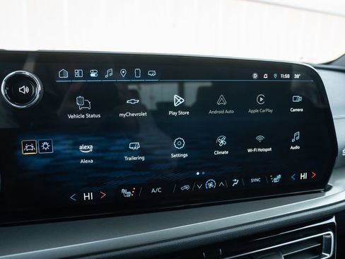 Used 2025 Chevrolet Traverse LT image 23