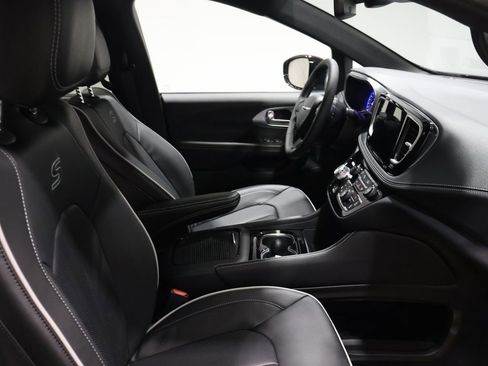 New 2026 Chrysler Pacifica Limited image 16