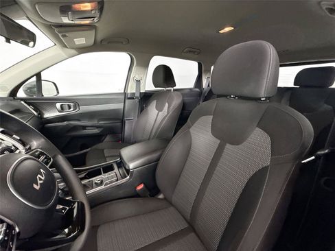 Used 2023 Kia Sorento LX FWD image 3