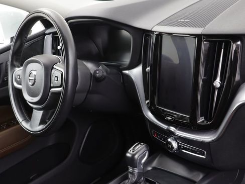 Used 2020 Volvo XC60 T5 Momentum image 21