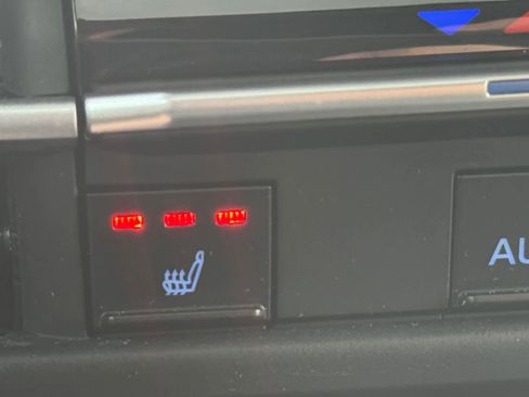 Used 2024 Toyota Sienna XLE image 5