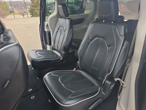 Used 2023 Chrysler Pacifica Limited image 15