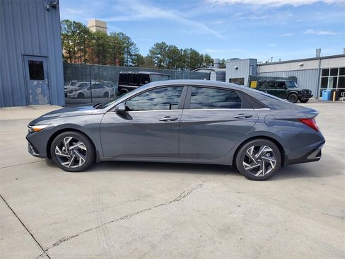 Used 2025 Hyundai Elantra Limited image 12